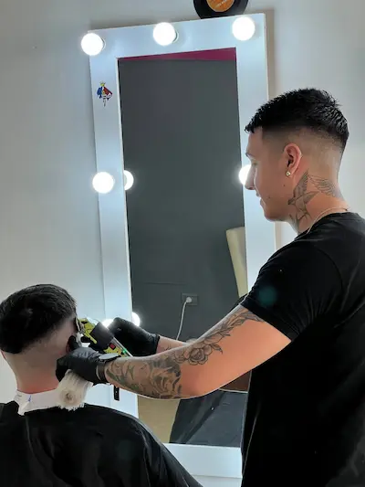 barbero cortando el pelo a cliente 4